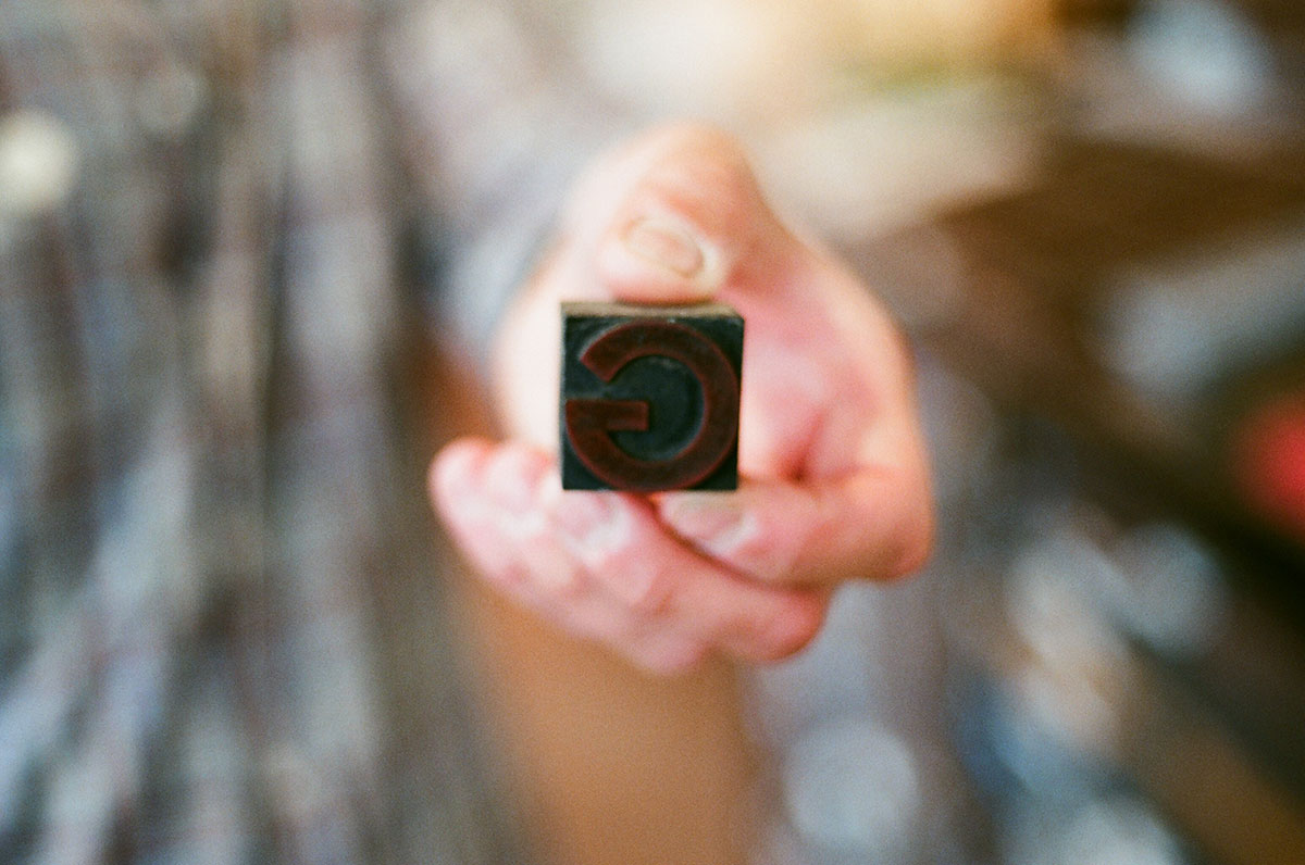 Letterpress letter typeset